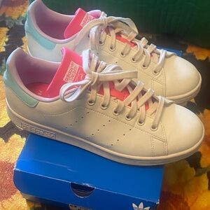 Stan Smith Adidas Cream and Hot pink tongue light turquoise on back of the shoe